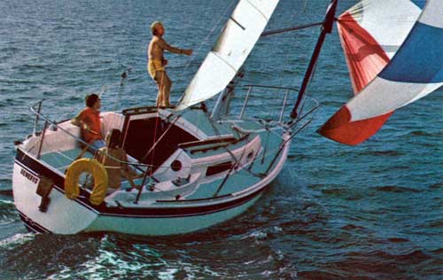 Onboard the CAL 25 Yacht - The Benefit - Adjusting the Sails.