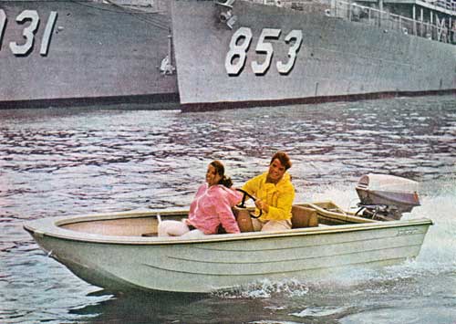 A Young Couple Enjoy a Ride in the Seasport TR-15 Boat by STARCRAFT.