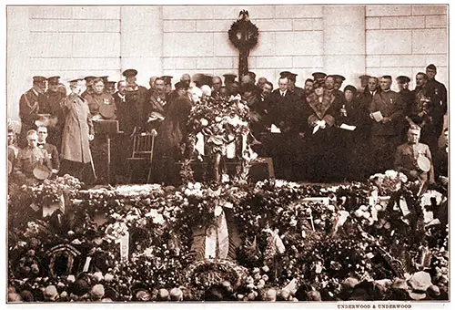 GGA Image ID # 180675fd47 President Harding and Navy Secretary Denby Pin Congressional Medal of Honor on Casket. Underwood & Underwood.
