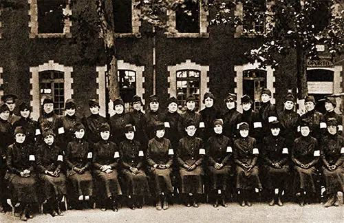 GGA Image ID # 19873130ac Group of Signal Corps Telephone Unit No. 5, Service Of Supply, Barracks 66, France. Photograph by Committee on Public Information.