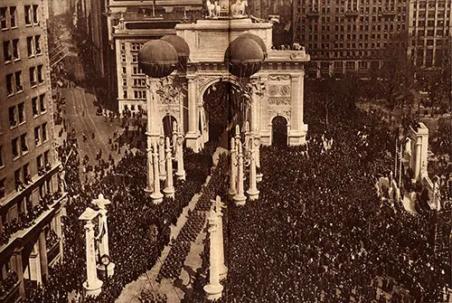 GGA Image ID # 1963235a1a 27th Division Passing under Victory Arch, New York Amid Greatest Throngs Ever Gathered in America.