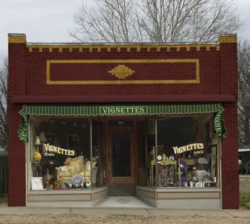 🖼️ Early 20th-century storefront with broad plate glass windows. Vignettes Storefront, Pittsburgh, ca. 1923.