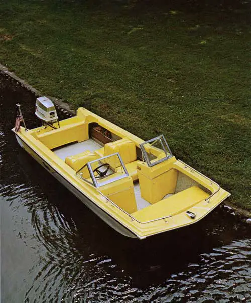 Duo Ranger 15 shown with optional two-tone hull.