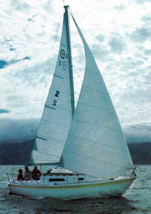 A tall, modern sailplan gives the CAL 25 good light-air speed