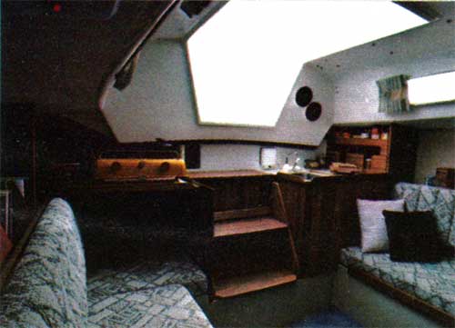 A view of the main cabin of the CAL 25 Yacht