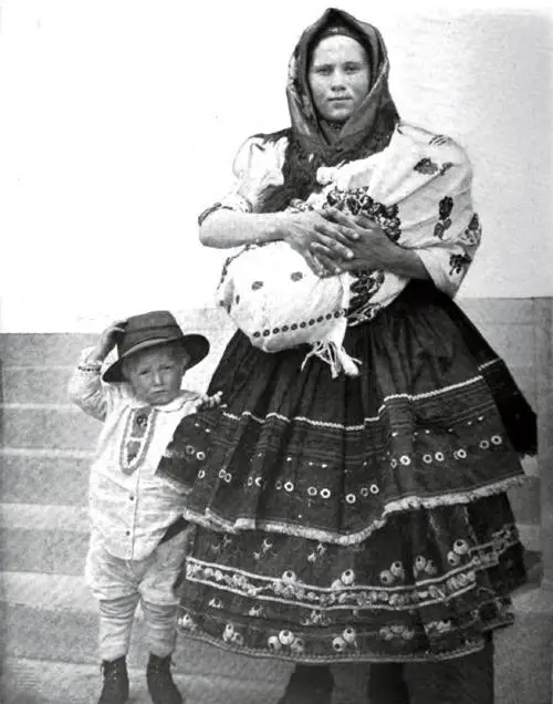Slovak Mother And Children At Ellis Island