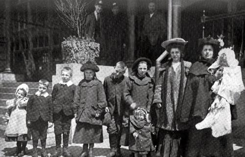 English Immigrant Family - Mother And Nine Children