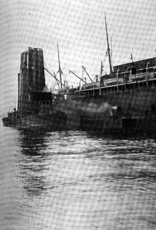 Photo01: System In Loading An Ocean Liner : Floating Grain Elevator In Action