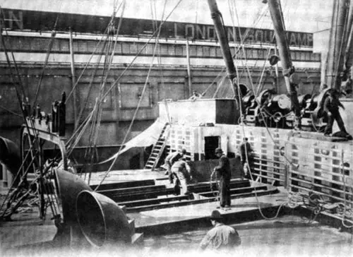 Photo02: First Rush To Discharge The Cargo - Removing The Hatches