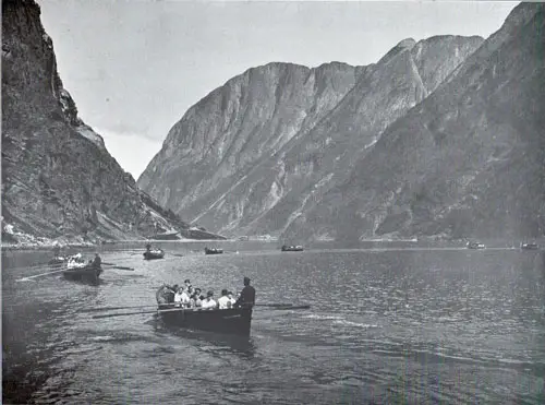 Photo 114: Rowing exercises in Nærøyfjorden at Gudvangen