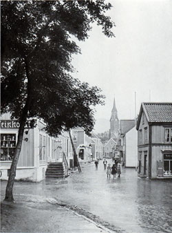 Photo 041: Annual Road in Molde with Corner of Beer Stein Shop on left.