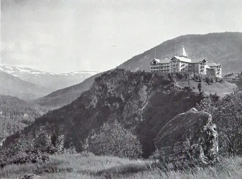 Hotel Stalheim bei Vossevangen / Another view of the Hotel Stalheim at Vossevangen