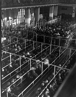 New Immigrants Spend Christmas At Ellis Island - 1908