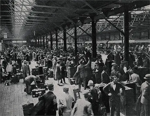 Passengers from the RMS Aquitania at Southampton Railway Station.