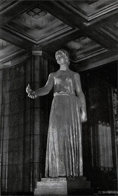 Statue Menant à l'Entrée de la Salle à Manger.