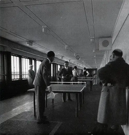 Les Passagers Jouent au Tennis de Table sur le Pont de la Promenade.