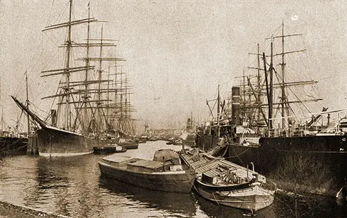 View of the Sailing Ship Harbour at Hamburg, Germany circa 1914.