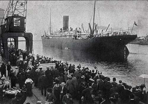 Folkmassor på den Skandinavien-Amerikalinjen Pier jublande Bon Voyage vid ångaren Avgår från Köpenhamn.