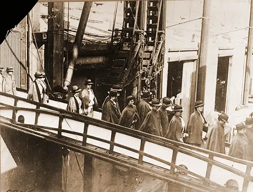 Nurses Disembark from the SS Red Cross, 1914. Library of Congress LC # 2017673096.