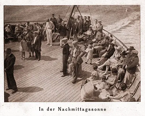 Third Class Passengers Enjoy the Afternoon Sun on the Fantail (Passagiere der dritten Klasse genießen die Nachmittagssonne auf dem Fantail).